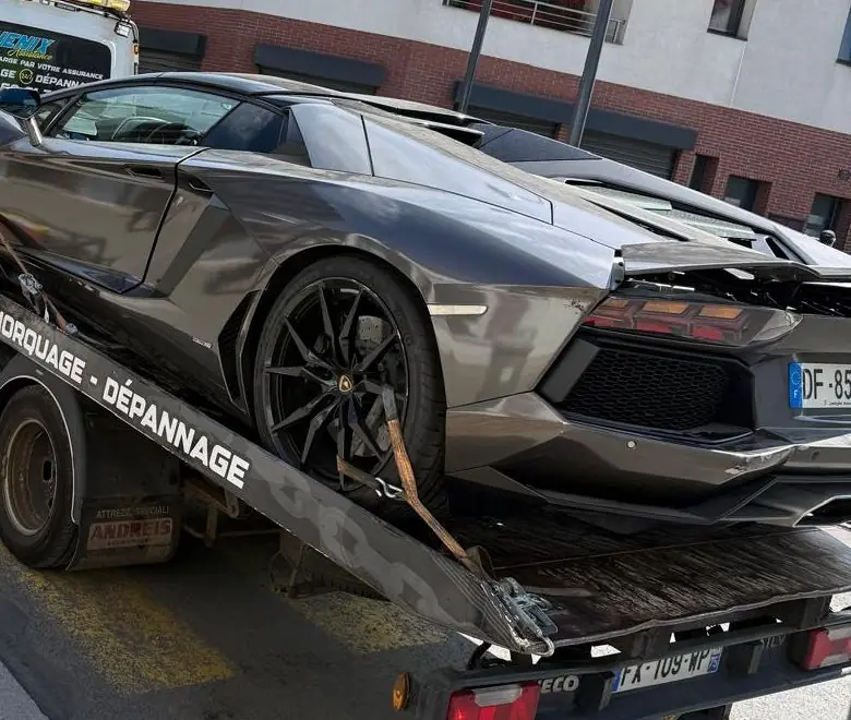 Transport sur plateau d'un véhicule de prestige sanglé et sécurisé