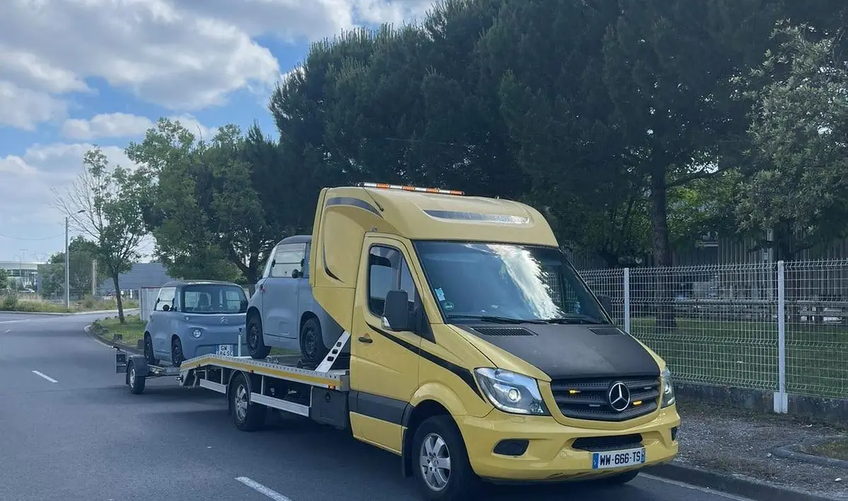 Transport d'une voiture citadine sur plateau avec remorque additionnelle